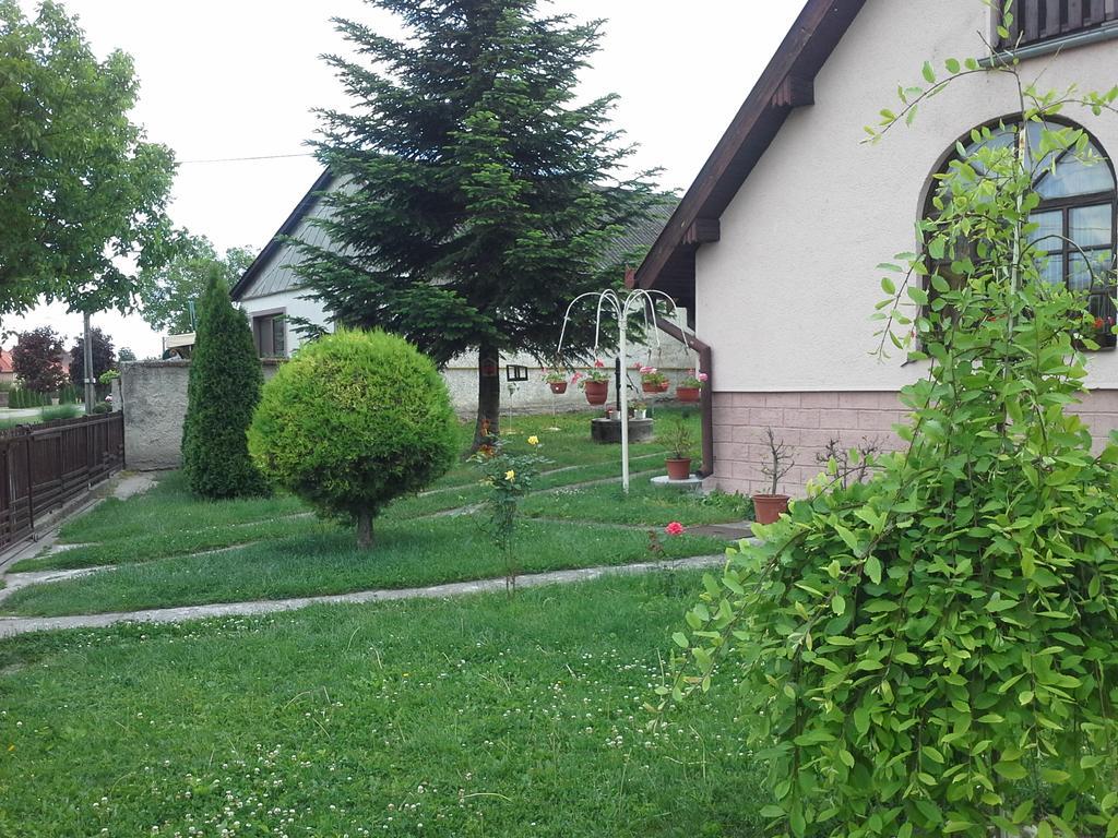 Utulny Privat Apartment Velky Meder Exterior photo